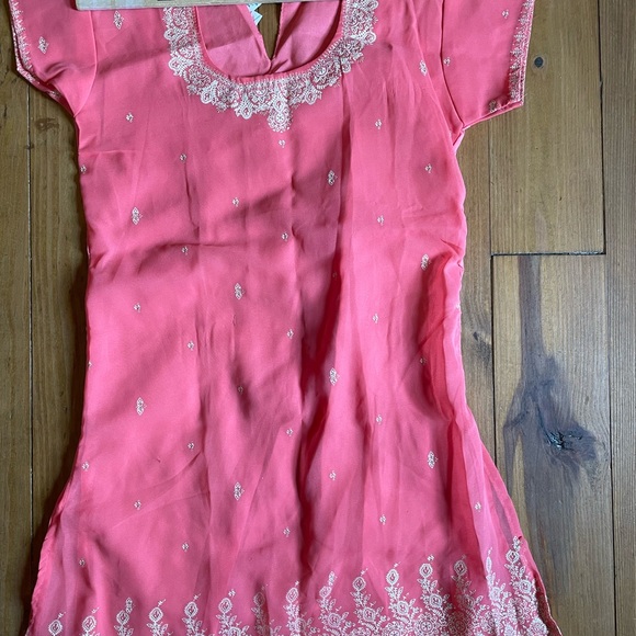 Women’s shalwar kameez. Never worn. Coral colored with digital print . - Picture 5 of 12